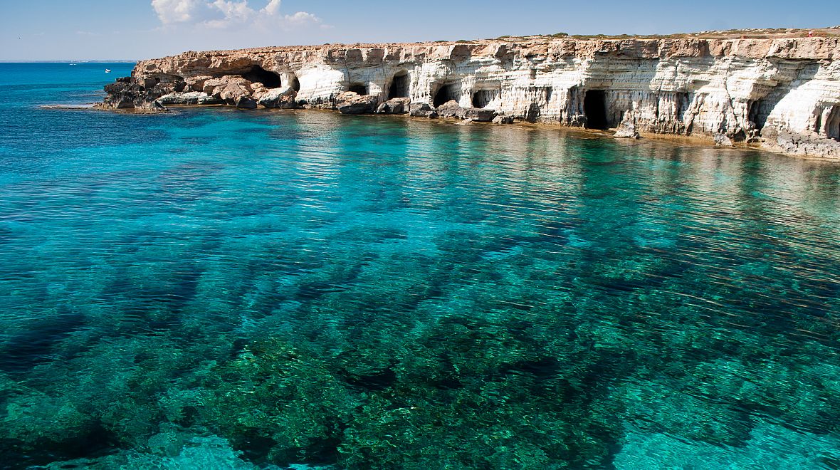Na Kypru vás čeká průhledné moře s útesy