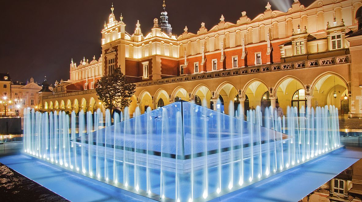 Noční fontána s hlavním náměstím
