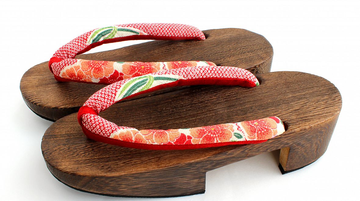 Léto bez podpatků? Obujte tradiční japonské sandály geta...