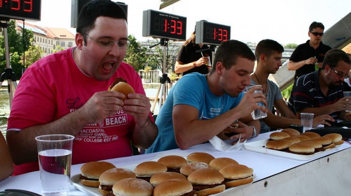 Soutěž v pojídání hamburgerů vám může vynést 100.000 forintů!