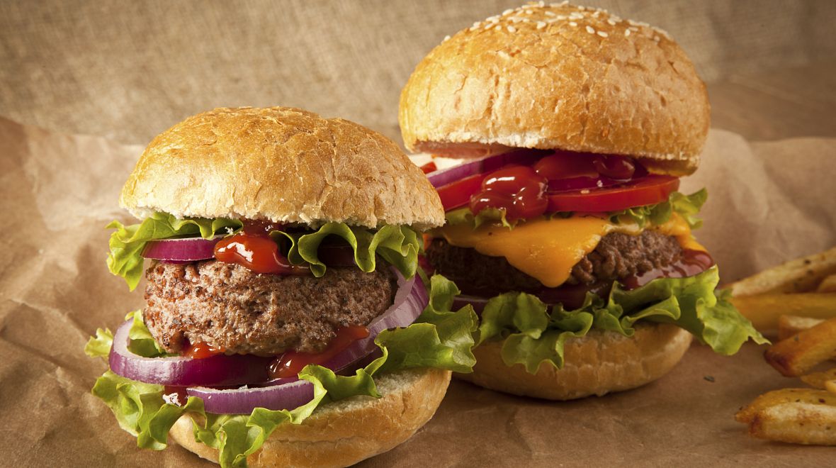 Je libo šťavnatý hamburger s pořádnou porcí masa? 