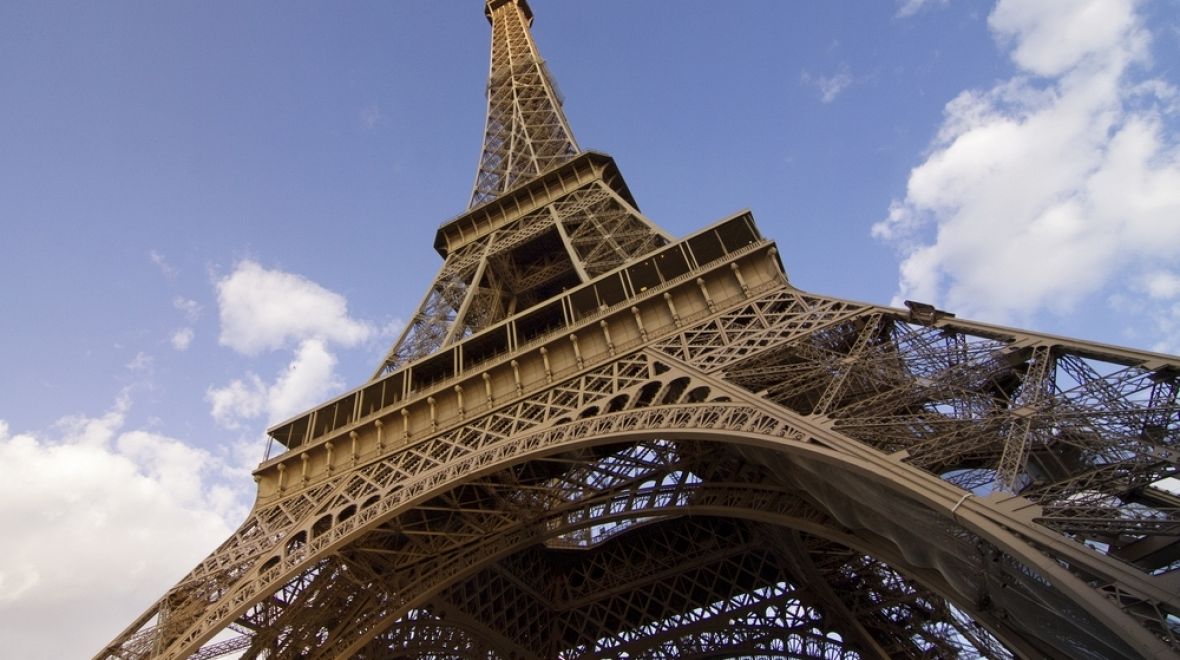 Velkou část času uvidíte Eiffelovku zespoda - při čekání...