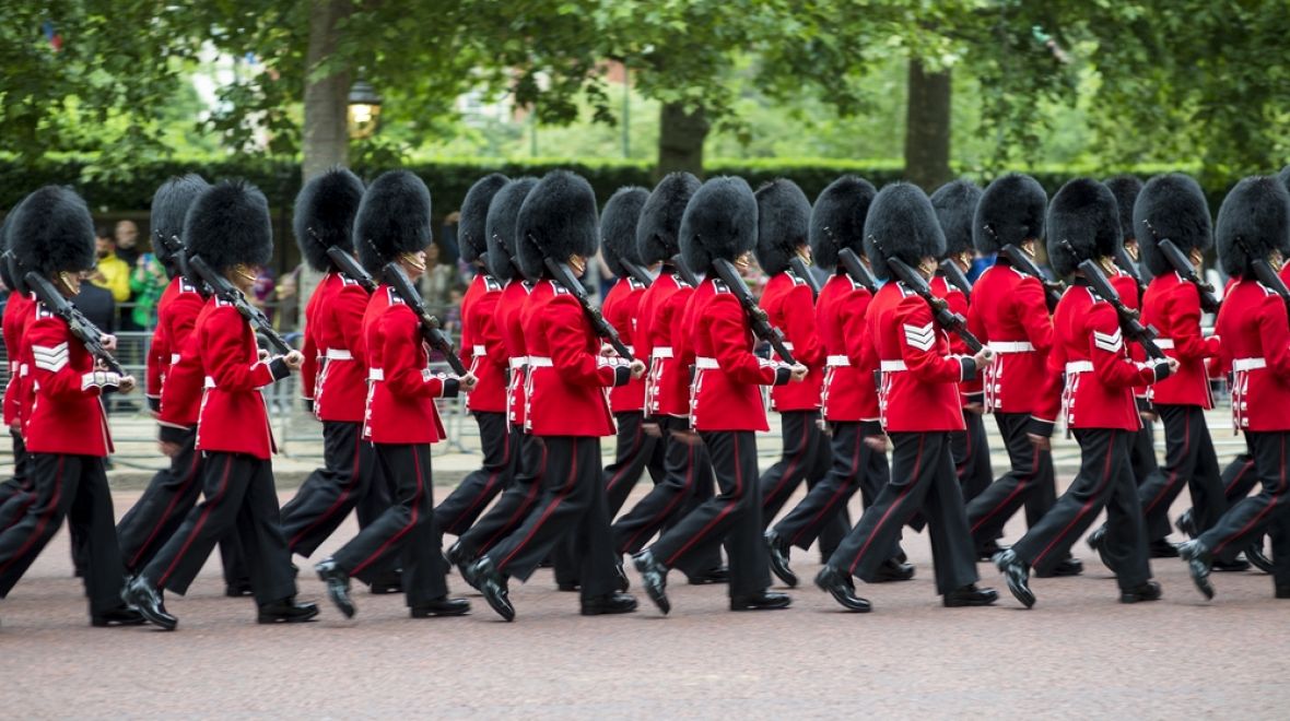 Britská královská garda střeží královnu