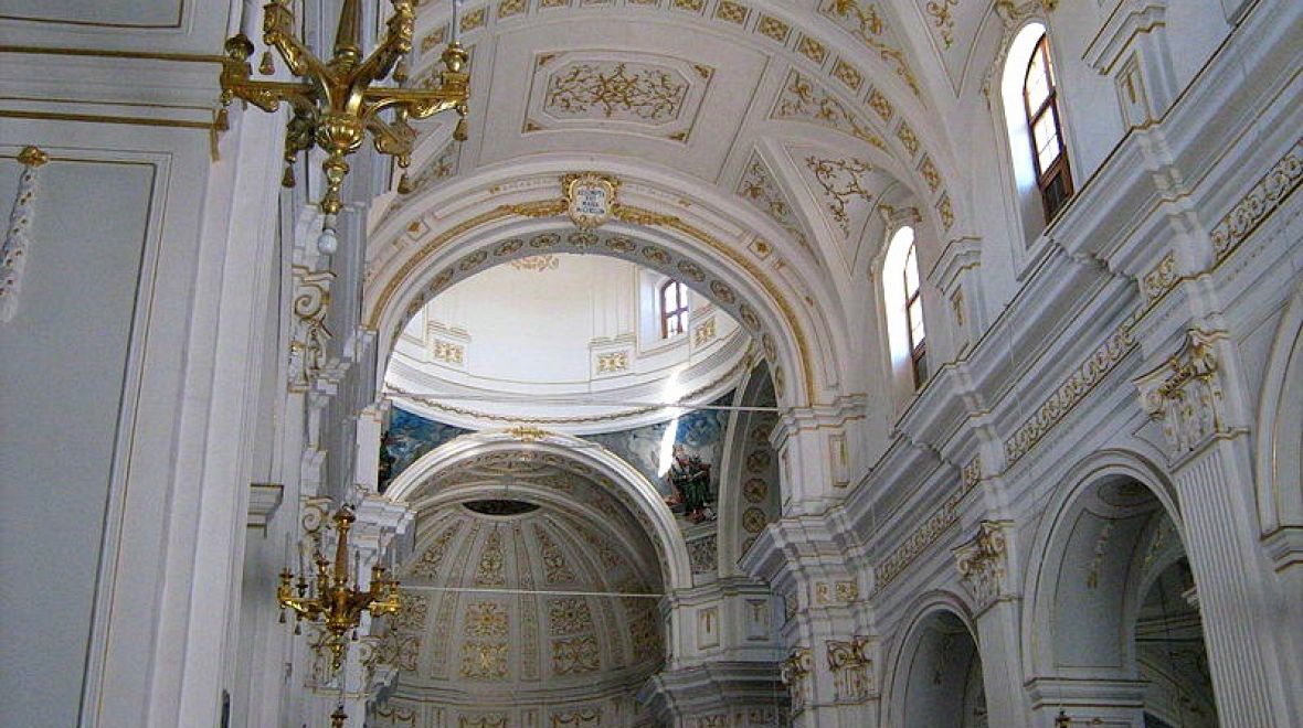 Interiér kostela Chiesa Madre