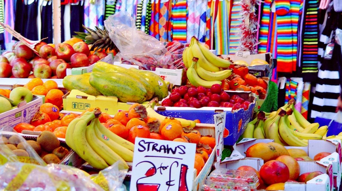 Tržiště na Portobello Road nabízí vše od oblečení až po čerstvou zeleninu 