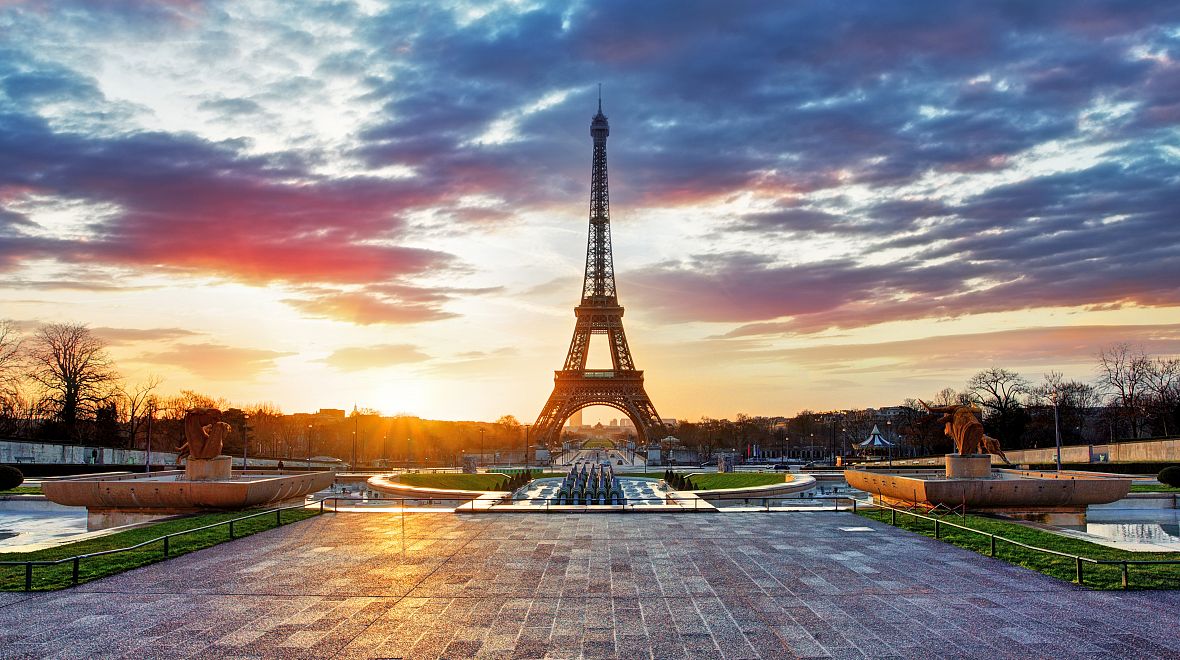 Eiffelova věž je otevřena denně až do půlnoci