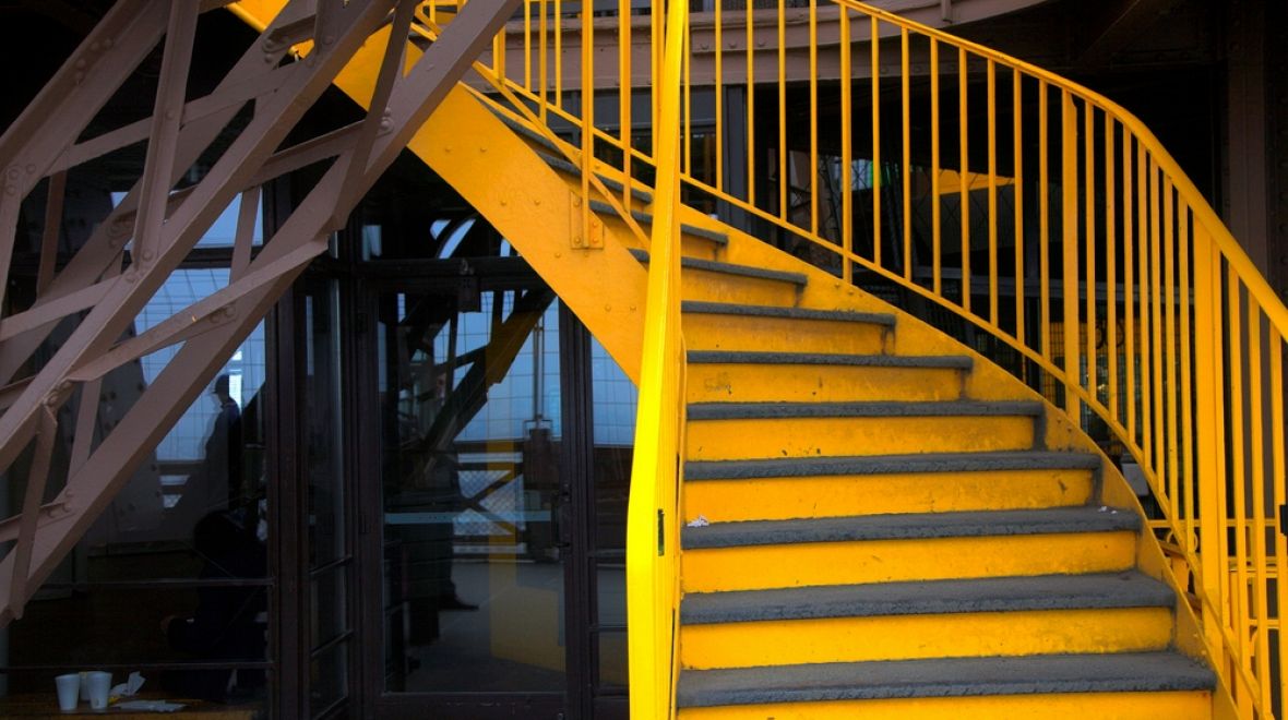 Žluté schody vedoucí do druhého patra Eiffelovy věže