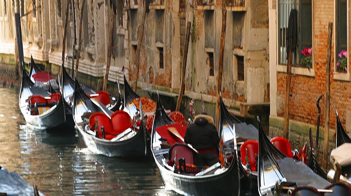 Benátské kanály s kotvícími gondolami