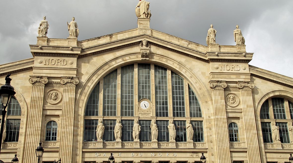 Talentovaní street art umělci změnili nádraží Gare du Nord v Paříži k nepoznání. Je na co se dívat!