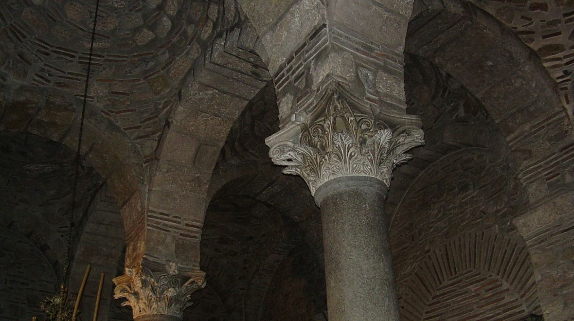 Původní korintské hlavice v kostele Panny Marie Bohorodičky