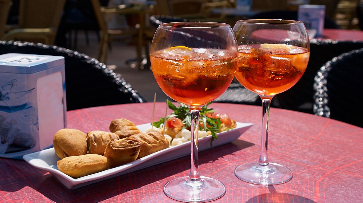 Italský aperitiv, podávaný v barech v pozdních odpoledních hodinách 