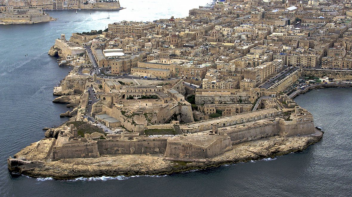 La Valletta je jedna obrovská kamenná pevnost 