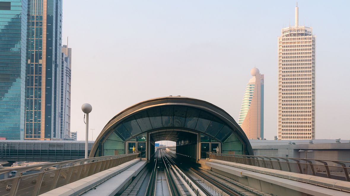 2 stanice dubajského metra se mohou pochlubit výzdobou české firmy LASVIT
