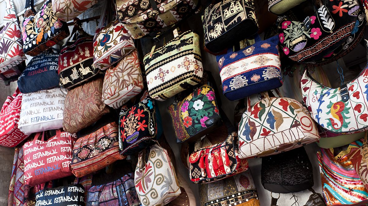 Turecké ženy dávají přednost velkým a barevným kabelkám