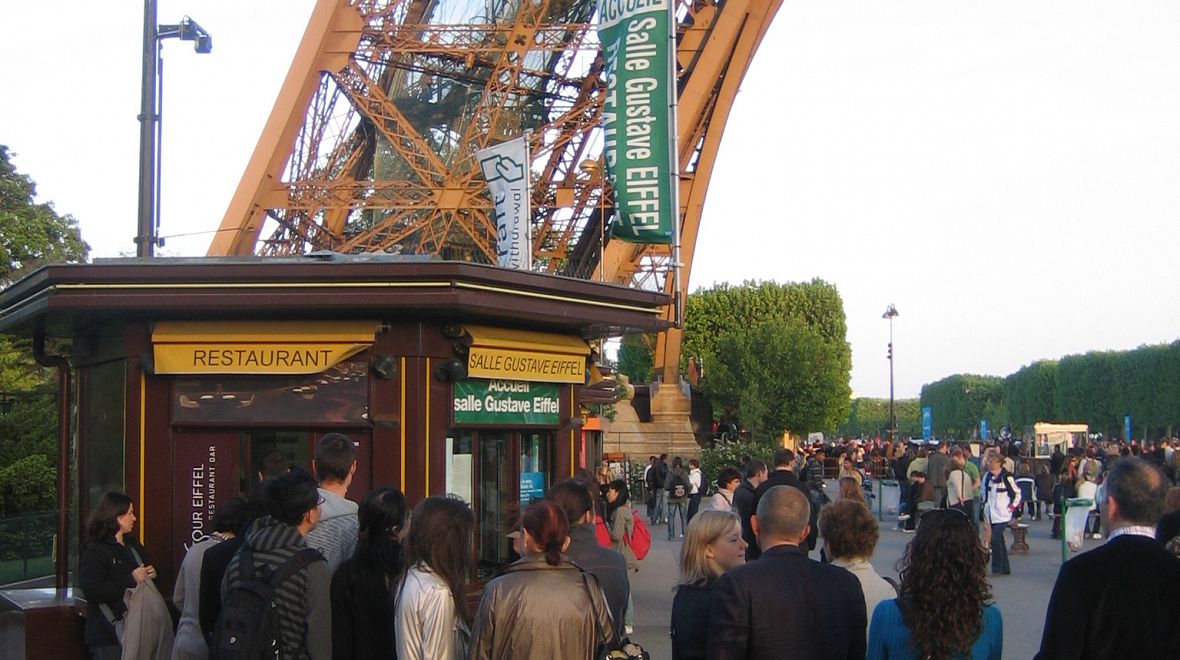Občerstvení u Eiffelovy věže