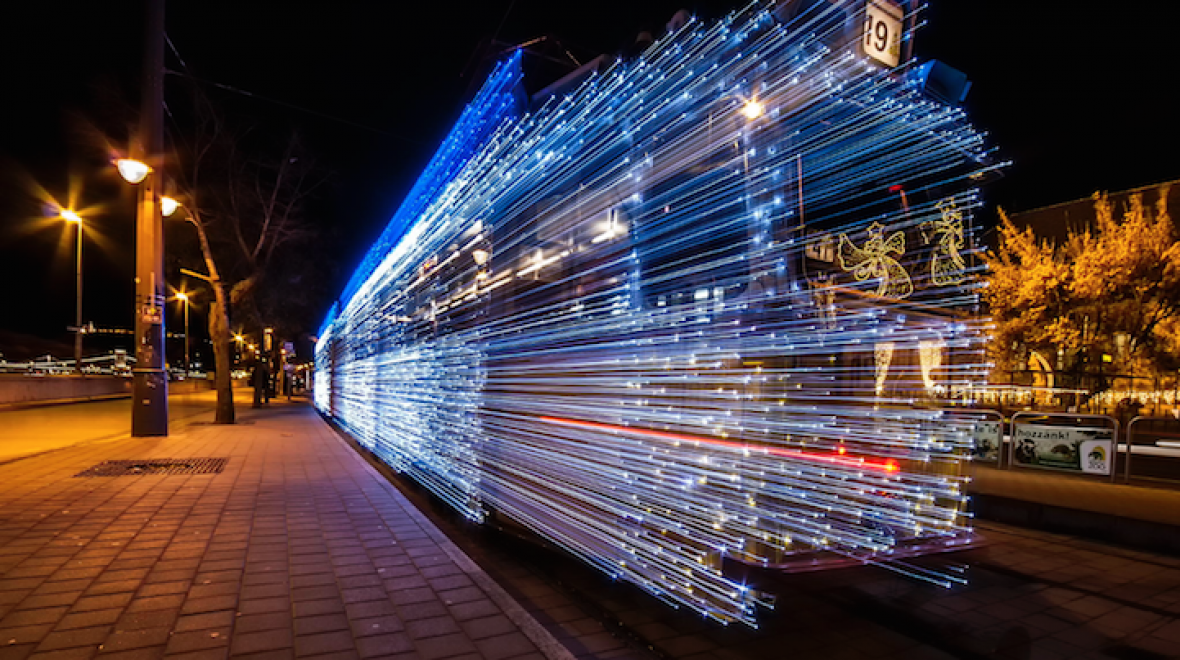 Vánoční tramvaj, nebo futuristický stroj času? 