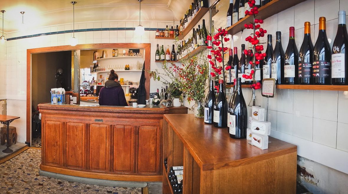 Hledáte opravdu stylovou francouzskou vinárnu? Zkuste třeba La Buvette (67, rue Saint-Maur)... 