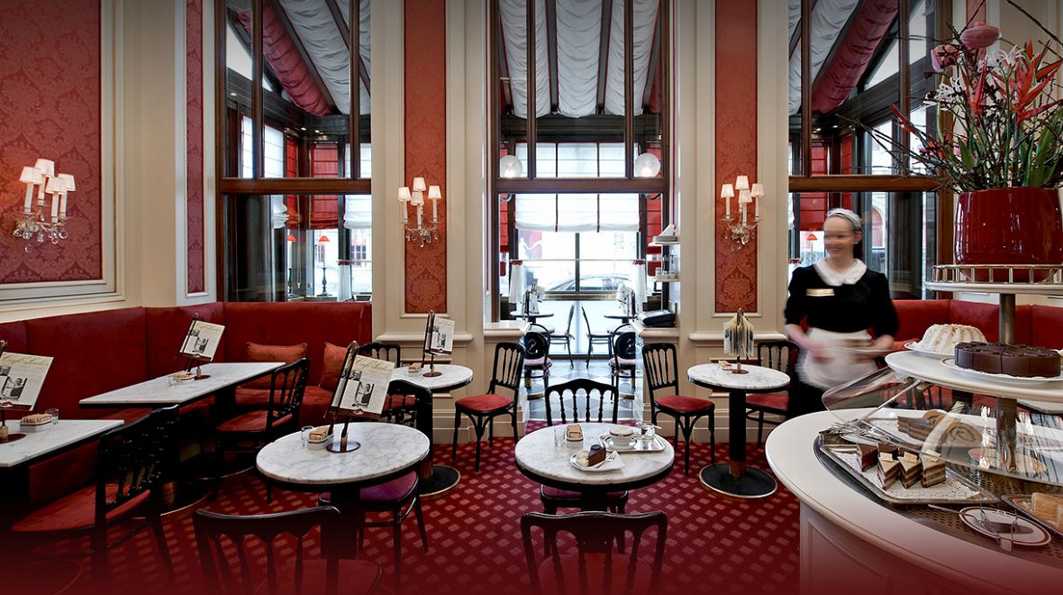 Honosný interiér Café Sacher vás vtáhne do časů dávno minulých...