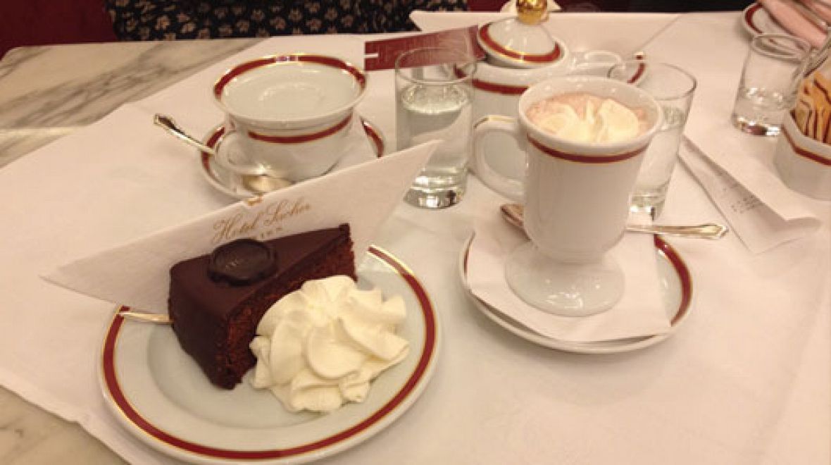 „Přiznejme si to. Nadýchaný čokoládový dort dokáže změnit mnohé,“ prohlásila A. Hepburn.