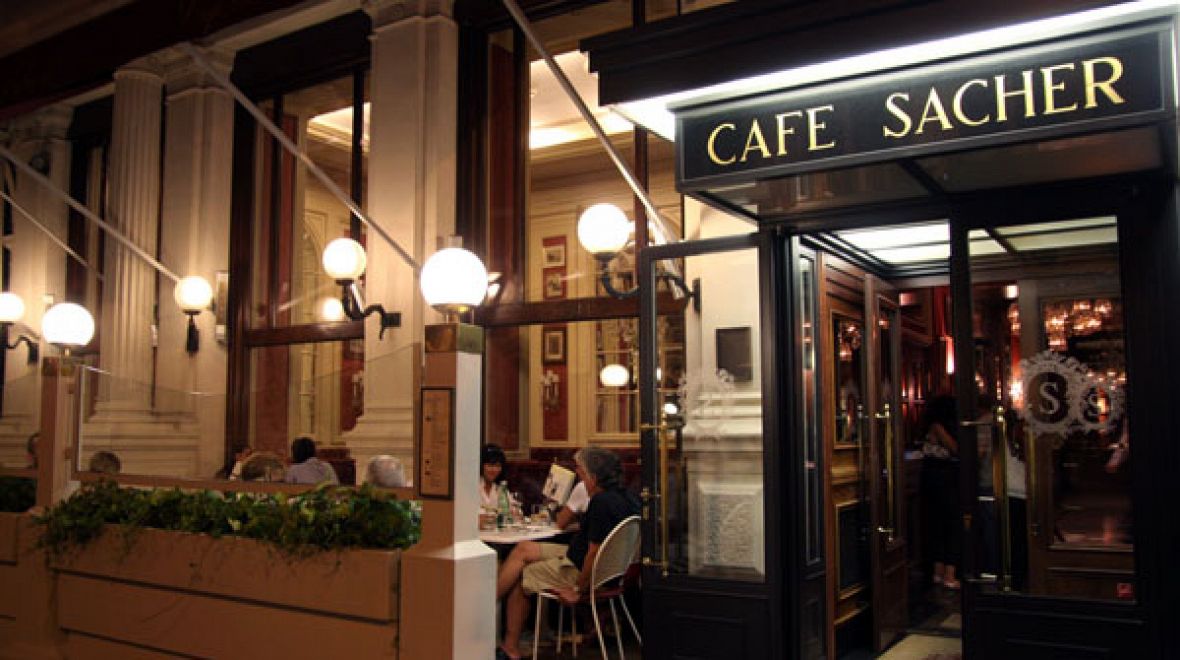 Rozhodně Vídeň neopouštějte bez návštěvy Café Sacher!