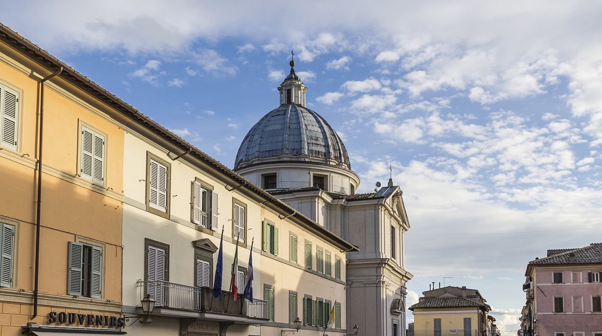 Castel Gandolfo – malé italské město se světově proslulým papežovým letním sídlem 