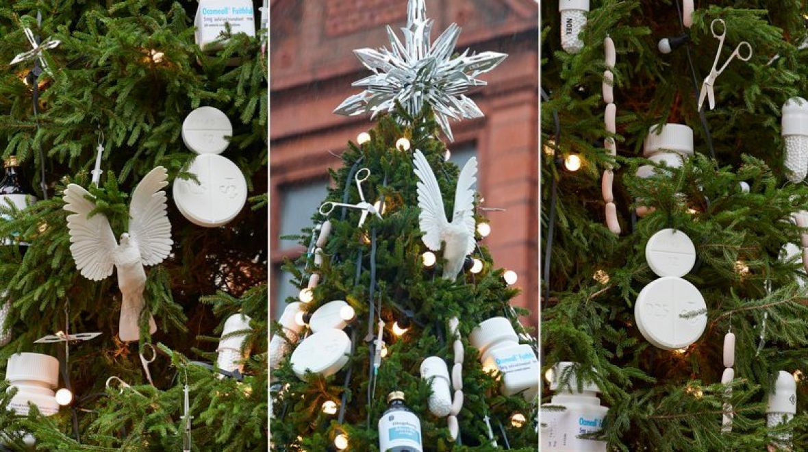 Vánoční stromek v podání Damiena Hirsta v Londýně 