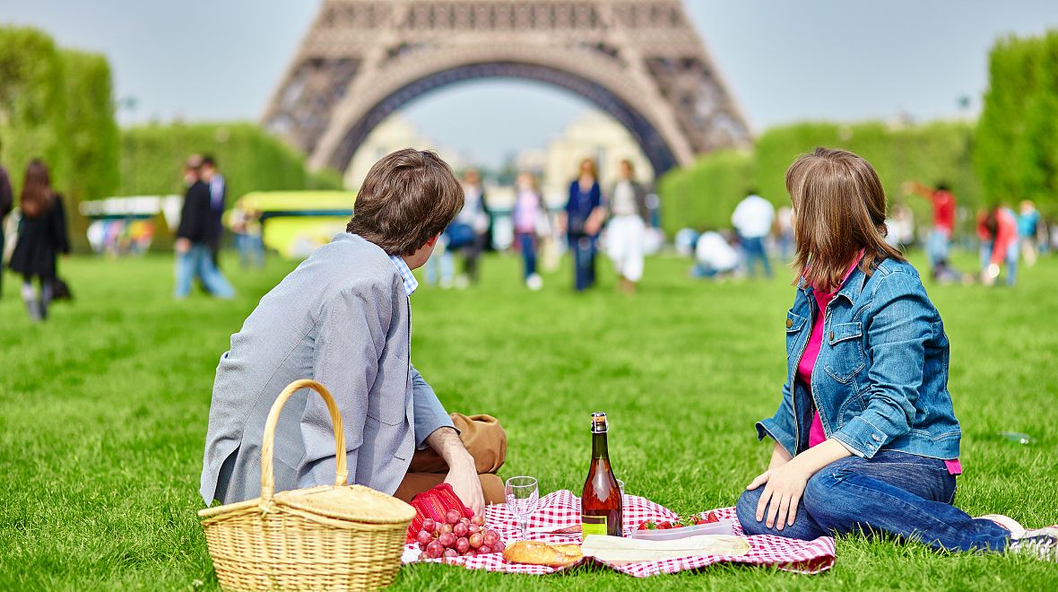 Piknik pod Eiffelovkou