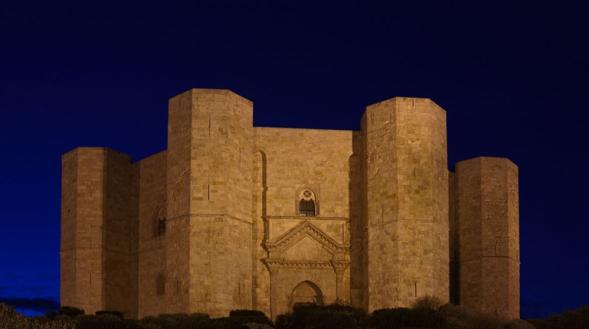 Castel del Monte dodnes ukrývá řadu záhad 