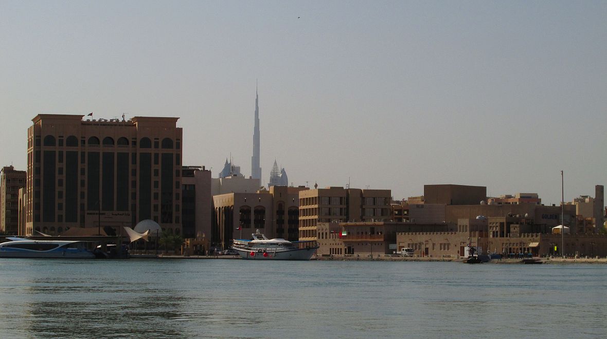 Výhled na čtvrť Bur Dubai s Burj Khalifou