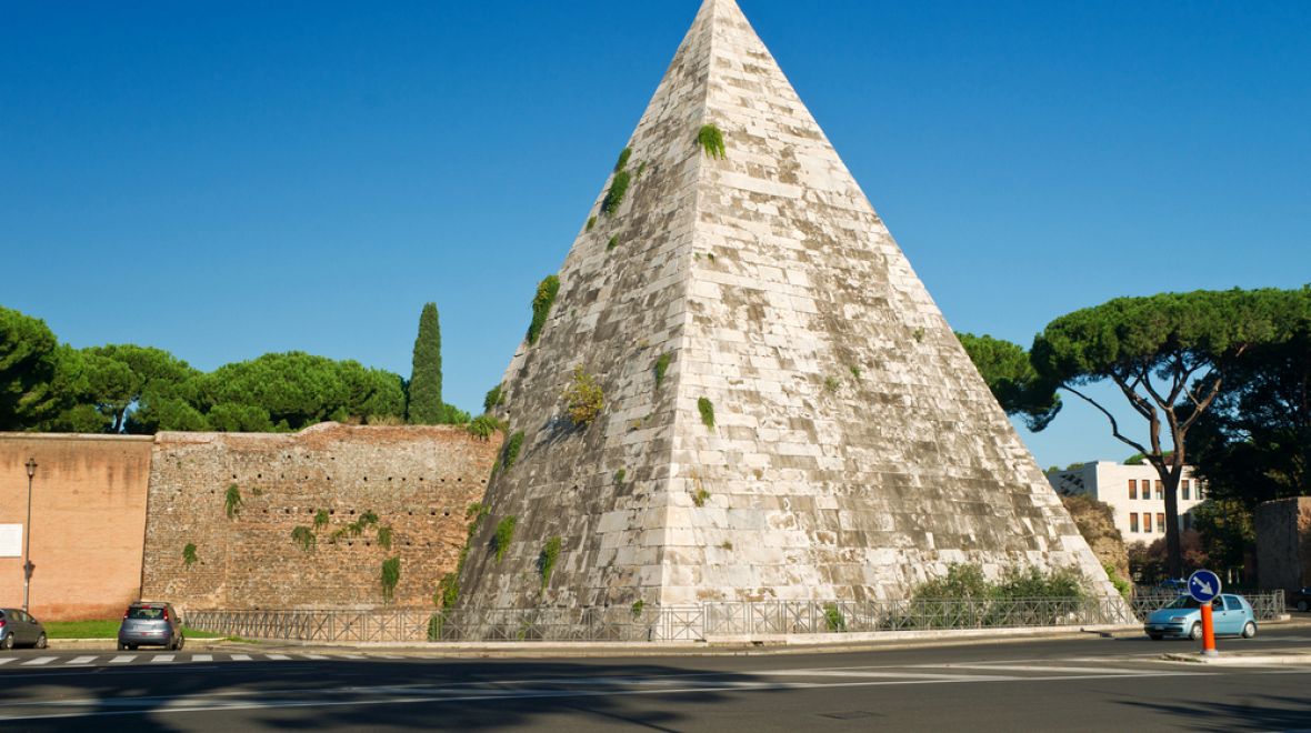Cestiova pyramida – tady ještě před náročným vyčištěním 
