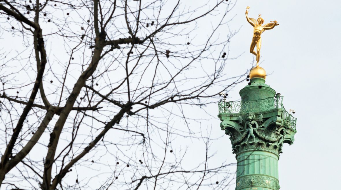Bronzová socha Ducha Svobody stojí na samém vrcholu pamětního sloupu