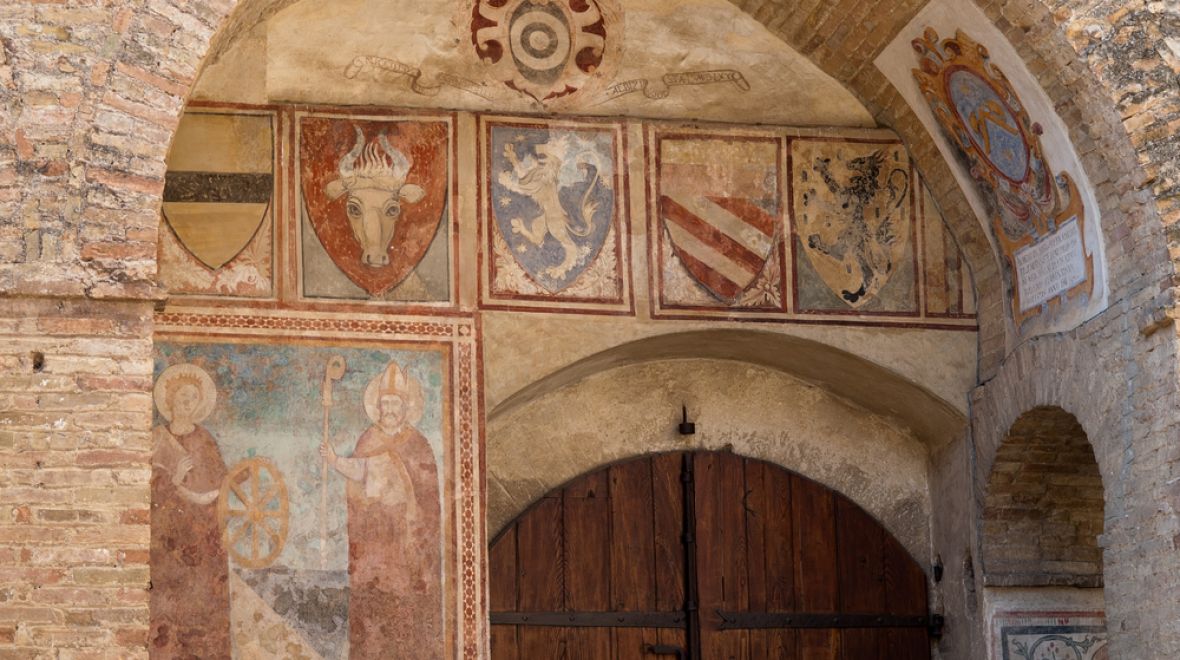 Současnou radnici v Palazzo del Popolo zdobí středověké erby 