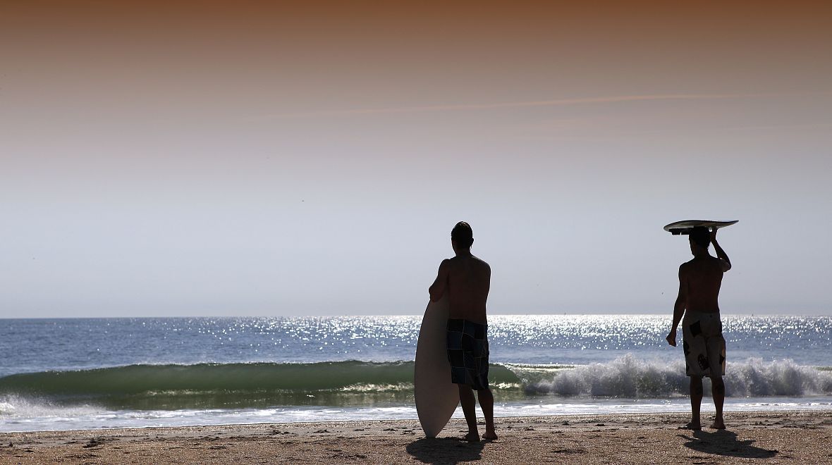 Surfaři čekají na vlny