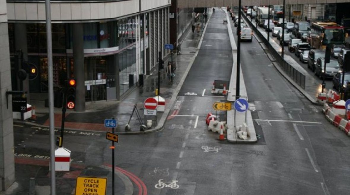 Nová, od aut bezpečně oddělená cyklotrasa v centrálním Londýně