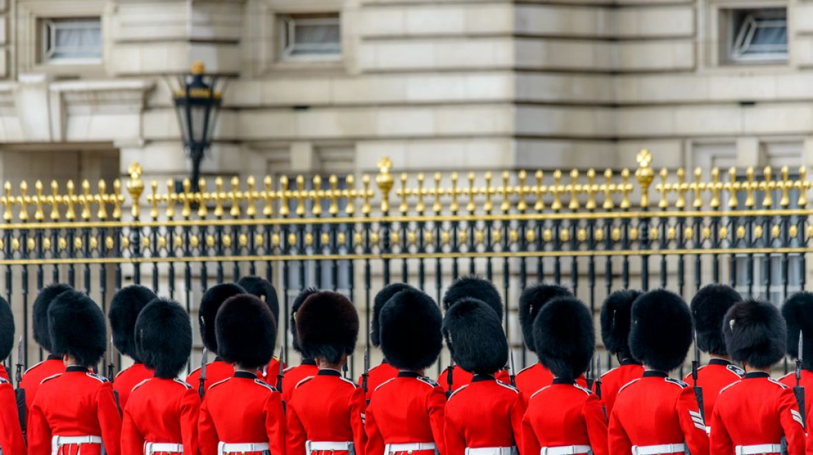  Londýnská královská garda, jedna z historických ikon Londýna, během ceremonie 