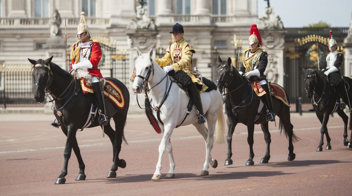 Tradičně panovnici doprovází jízdní regiment britské armády