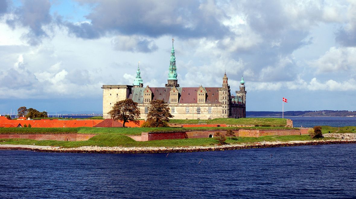 Zámek Kronborg se do dějin zapsal jako „Hamletův hrad” Elsinor 