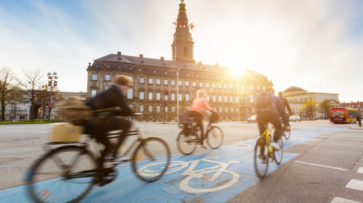 Zámek Christiansborg a nejtypičtější kodaňský dopravní prostředek – kolo