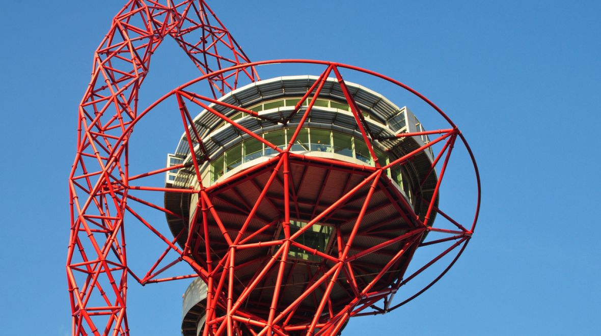 Extravagantní konstrukce červené věže ArcelorMittal Orbit v Londýně