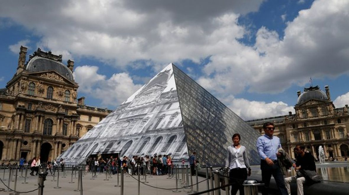 Pyramida v Louvru dnes patří k dominantám Paříže stejně jako například Eiffelovka