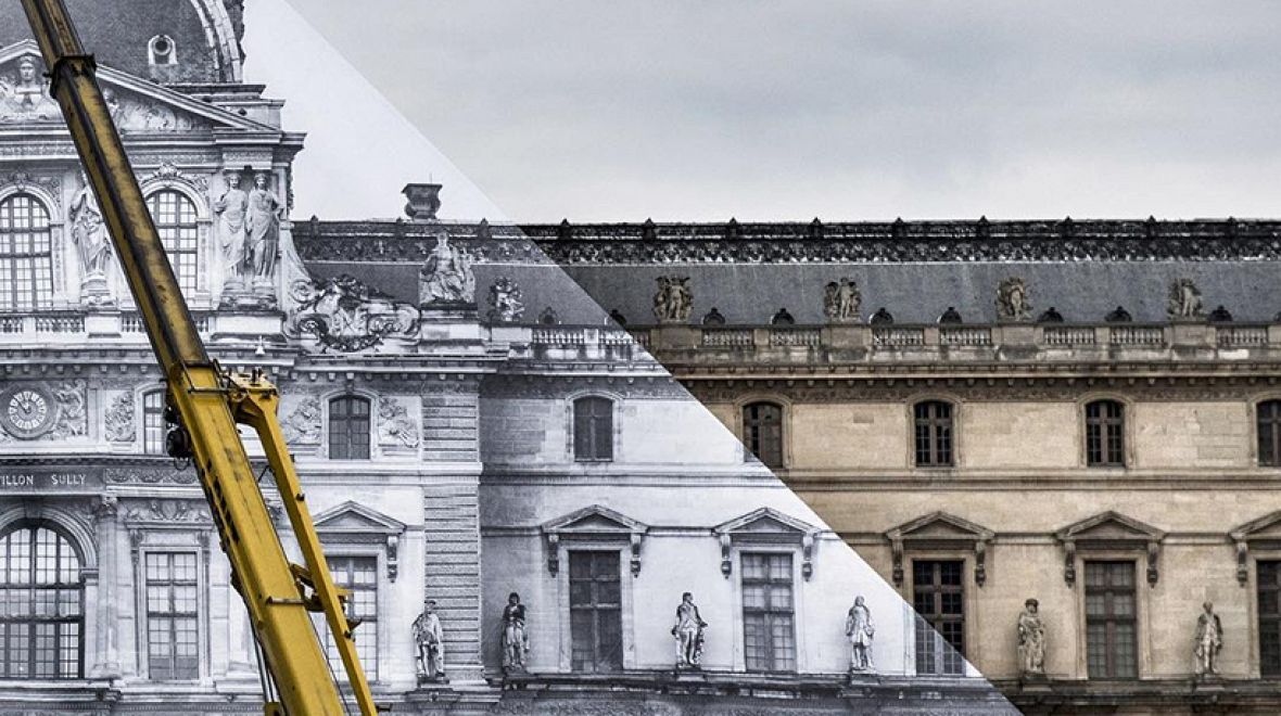 Instalace obrovské černobílé fotografické koláže znázorňující fasádu paláce
