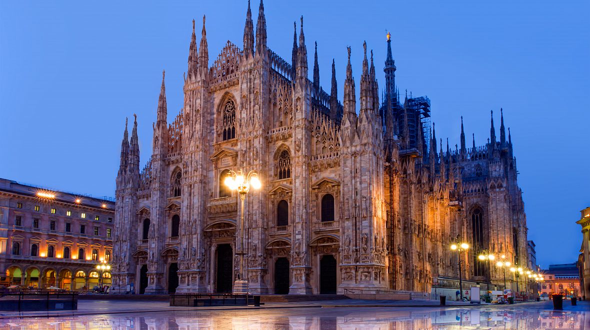 Milánský dóm působí i přes své rozměry neobyčejně křehce