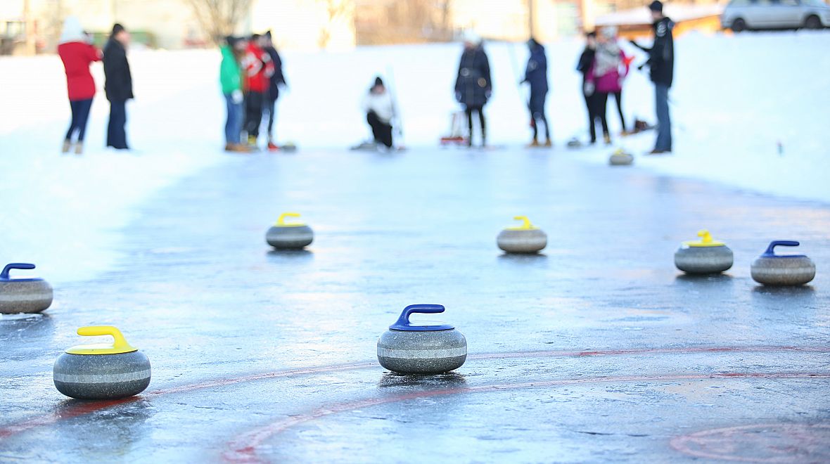 Vyzkoušejte curling na zamrzlém jezeře