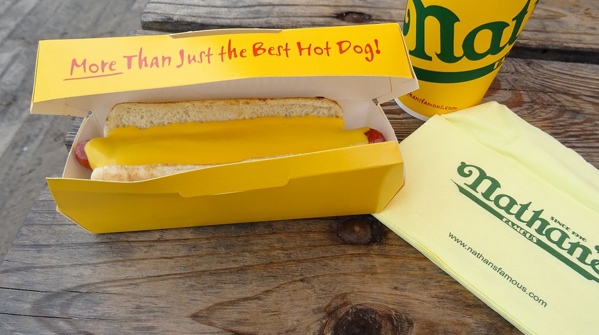 Hot dog od Nathan’s Famous