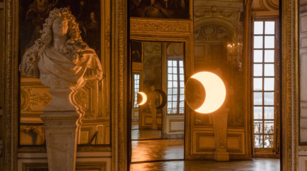 Kruhové, z části svítící zrcadlo, jež připomíná jasně zářící měsíc 