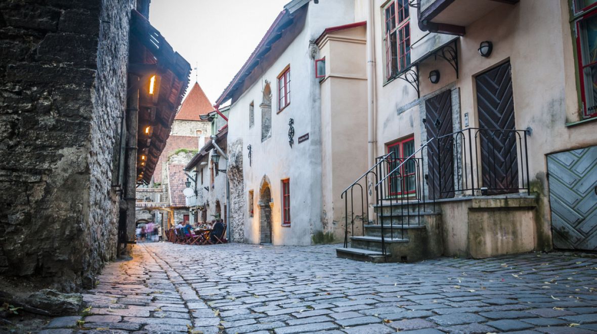Středověké uličky v centru Tallinu lákají k poklidným procházkám 