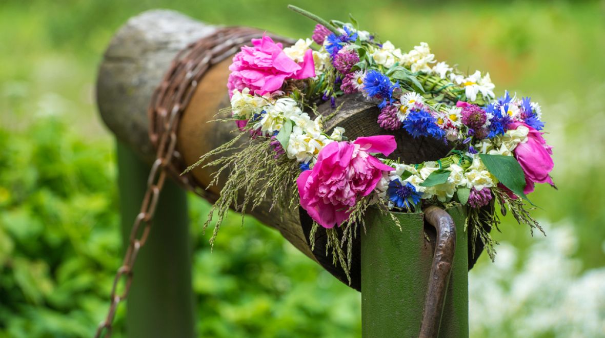 Během oslav letního slunovratu se nosí květinové věnce 