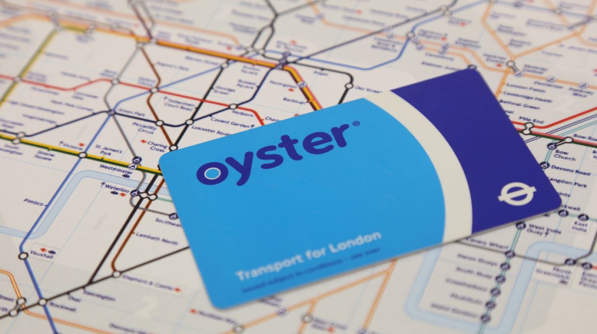 Oyster karta = elektronická karta navržená pro použití ve formě elektronické peněženky