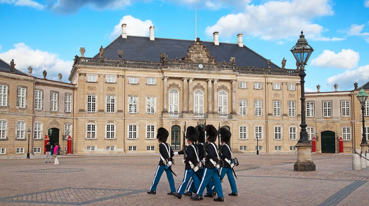 Střídání stráží u dánské královské rezidence Amalienborg Slot 