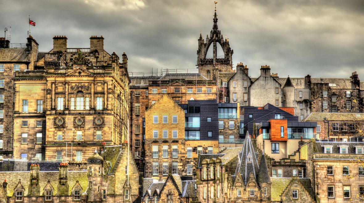 Edinburgh, to je město skotské whisky, mužů v sukních, skotských dudáků, umělců, spisovatelů... 